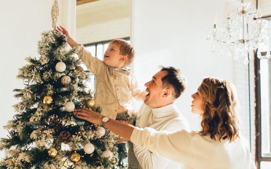 Rodzina ubierająca choinkę
